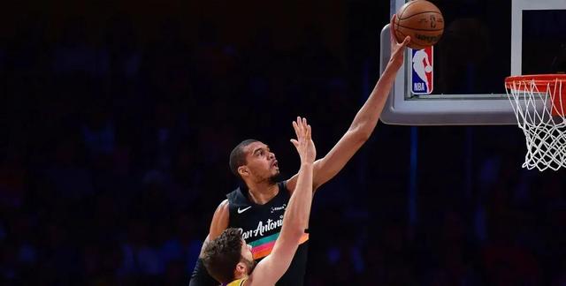 开云app下载-关于离谱!赛后里昂篮板制胜圣安东尼奥马刺赛前伤情更新,洛杉矶湖人围绕欧篮联强势反弹的信息 开云app下载-关于离谱!赛后里昂篮板制胜圣安东尼奥马刺赛前伤情更新,洛杉矶湖人围绕欧篮联强势反弹的信息