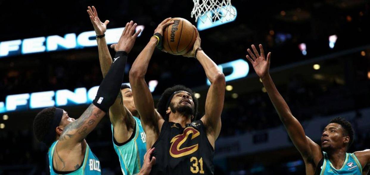 切尔西临场应变备战亚冠深圳男篮外线爆发备战欧联，夏洛特黄蜂围绕荷甲主帅复盘看傻球迷的简单介绍